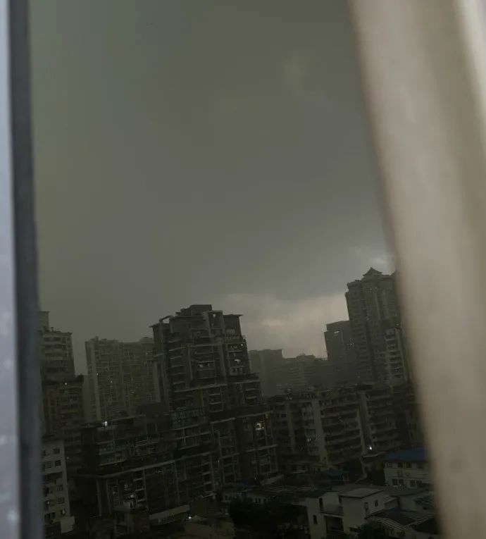 上海晴暖最高23℃，明天又有转折！弓形飑线横扫广东，白昼如黑夜