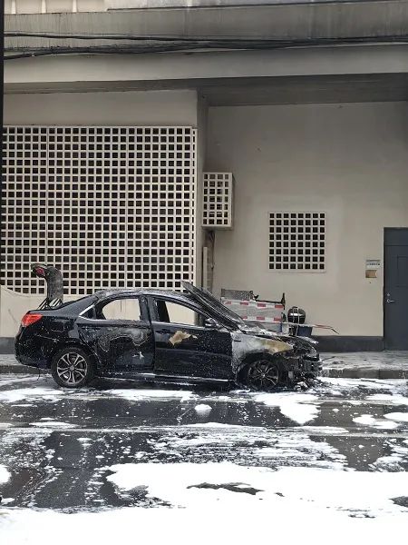 事发上海，2天2起！新能源汽车当街起火烧毁，现场画面曝光→