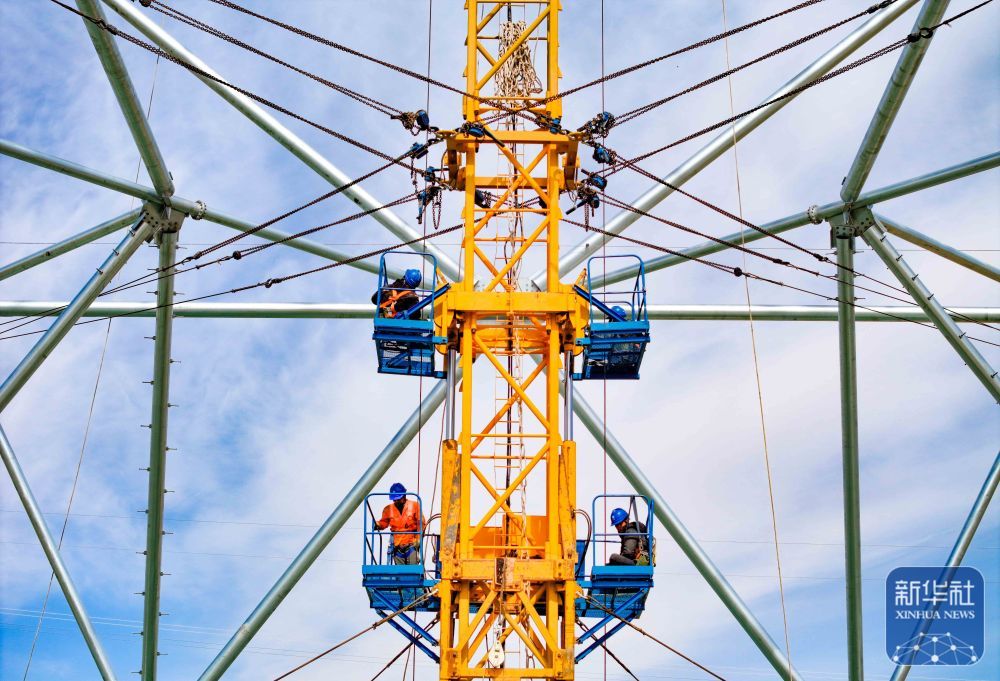 张北—胜利1000千伏特高压输电交流项目组塔施工忙