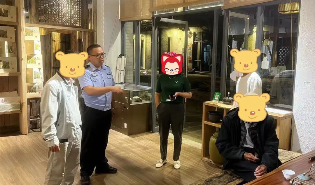 老人迷路不知返，有“警”无险助团聚