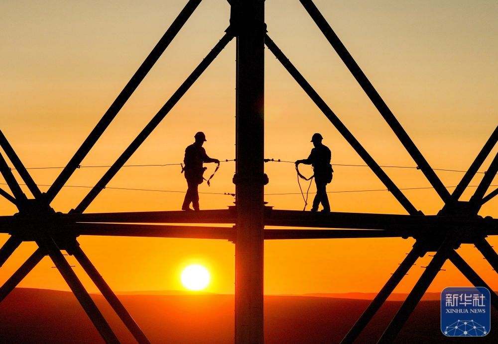 张北—胜利1000千伏特高压输电交流项目组塔施工忙