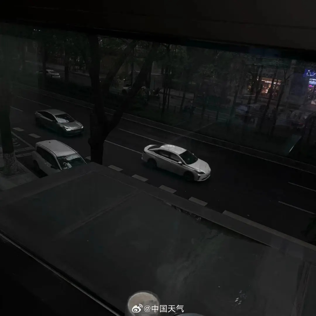 广州今日“一秒入夜”!网友震惊 广州今日“一秒入夜”!网友震惊