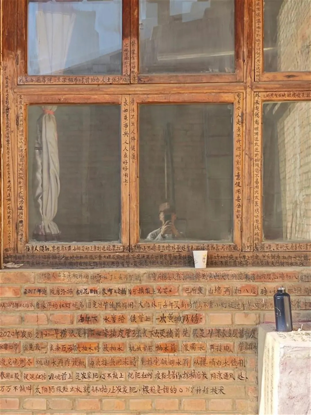 他把岁月写在墙上,密密麻麻的文字记录了他的一生 他把岁月写在墙上,密密麻麻的文字记录了他的一生