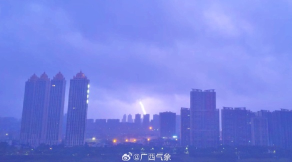 雷电+狂风+暴雨！你被吵醒了吗？南宁明后天还会下雨吗？