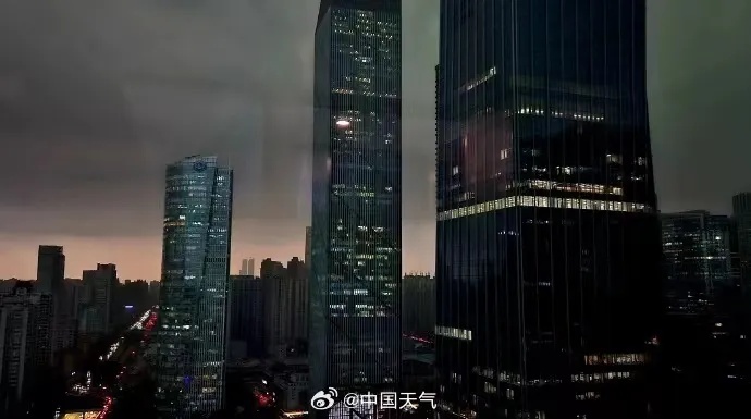 广州今日“一秒入夜”!网友震惊 广州今日“一秒入夜”!网友震惊