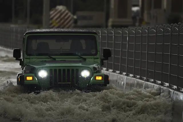 迪拜一天下了一年半的雨？为何近年来沙漠地区屡遭暴雨