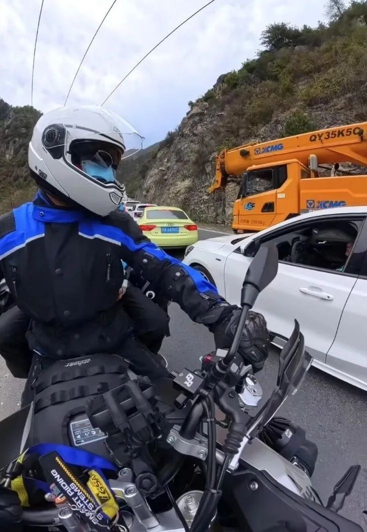 男子骑行时主动为救护车开路：曾是交警，希望能为病人争取时间