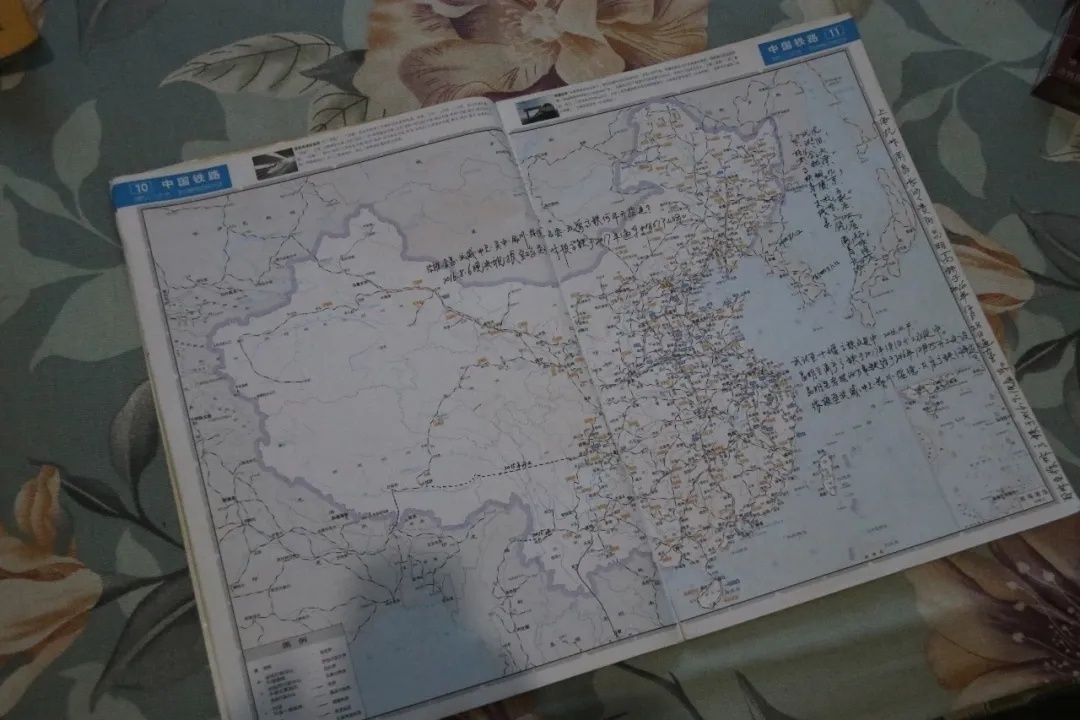 他把岁月写在墙上,密密麻麻的文字记录了他的一生 他把岁月写在墙上,密密麻麻的文字记录了他的一生