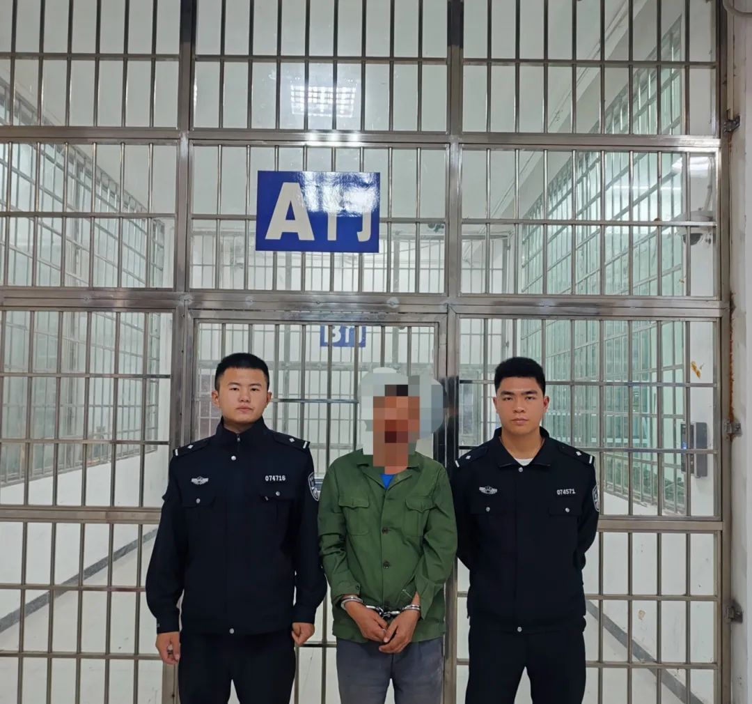 袭警!97年民警额头被钢筋砸伤,右手也被咬伤 袭警!97年民警额头被钢筋砸伤,右手也被咬伤