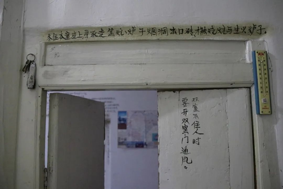 他把岁月写在砖墙上,密密麻麻的文字记录了他认认真真的一生 他把岁月写在砖墙上,密密麻麻的文字记录了他认认真真的一生