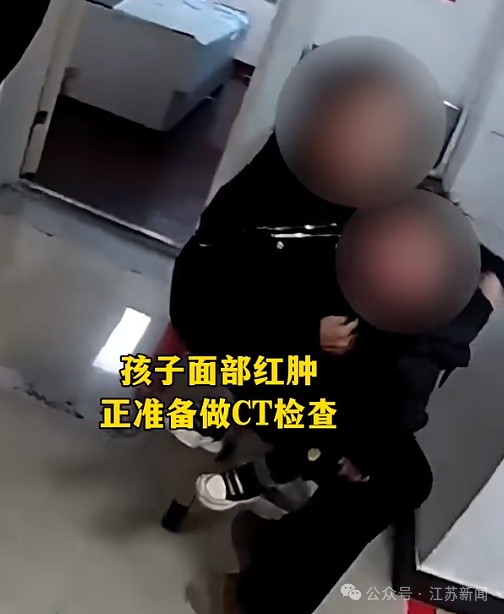 太离谱！1岁娃成了妈妈的“气囊”！网友炸锅：安全意识呢？