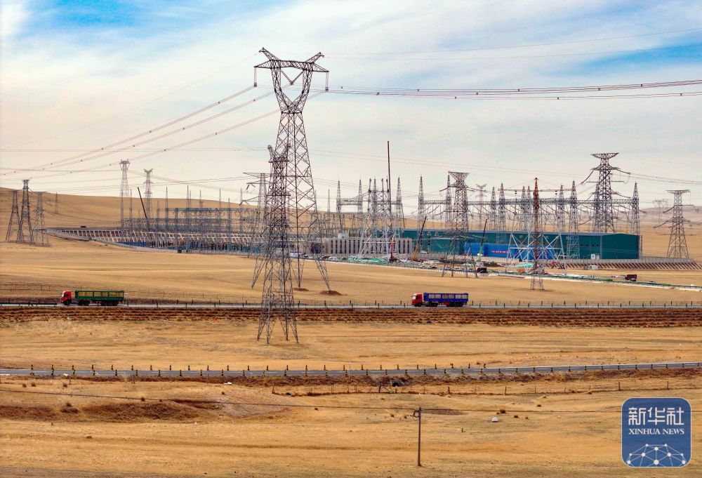 张北—胜利1000千伏特高压输电交流项目组塔施工忙