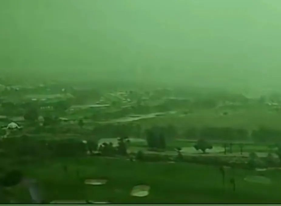 突发！迪拜天空“一秒变绿”，司机们纷纷弃车逃生