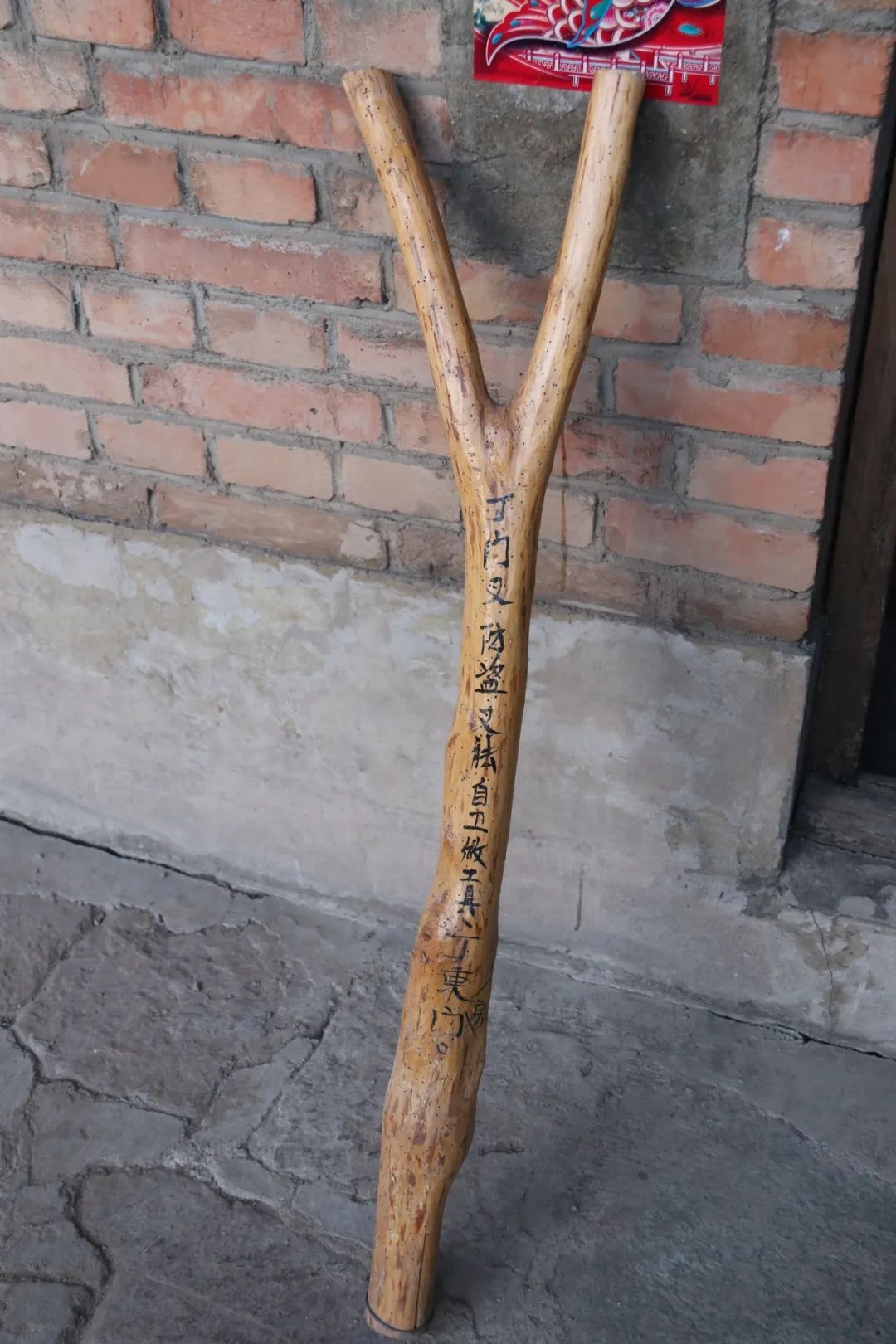 他把岁月写在砖墙上,密密麻麻的文字记录了他认认真真的一生 他把岁月写在砖墙上,密密麻麻的文字记录了他认认真真的一生