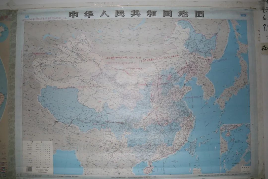 他把岁月写在砖墙上,密密麻麻的文字记录了他认认真真的一生 他把岁月写在砖墙上,密密麻麻的文字记录了他认认真真的一生