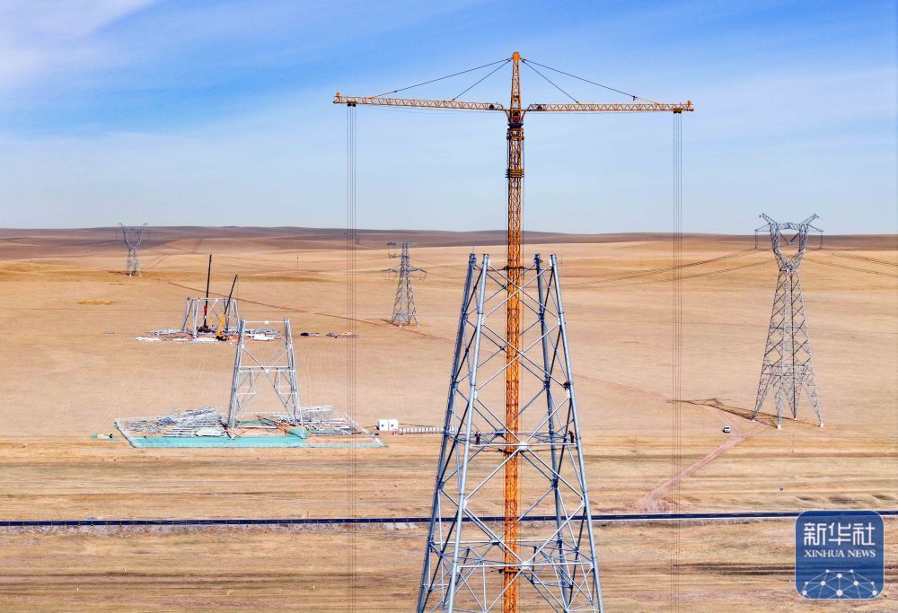 张北—胜利1000千伏特高压输电交流项目组塔施工忙