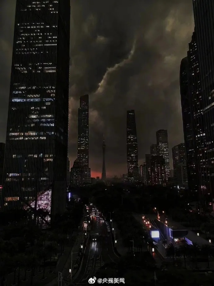 广州今日“一秒入夜”!网友震惊 广州今日“一秒入夜”!网友震惊