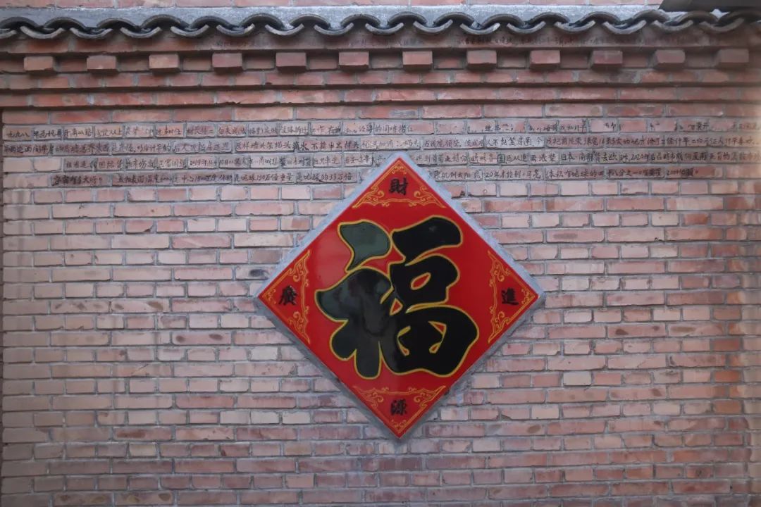 他把岁月写在砖墙上,密密麻麻的文字记录了他认认真真的一生 他把岁月写在砖墙上,密密麻麻的文字记录了他认认真真的一生