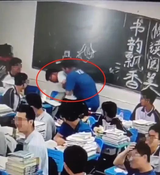 高中生被噎差点窒息，同桌教科书式救援火遍全网！