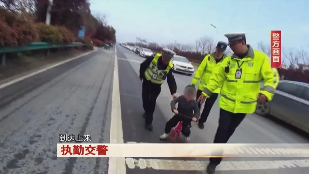 惊险！阜阳一六岁男童独自骑车穿行国道，幸好...