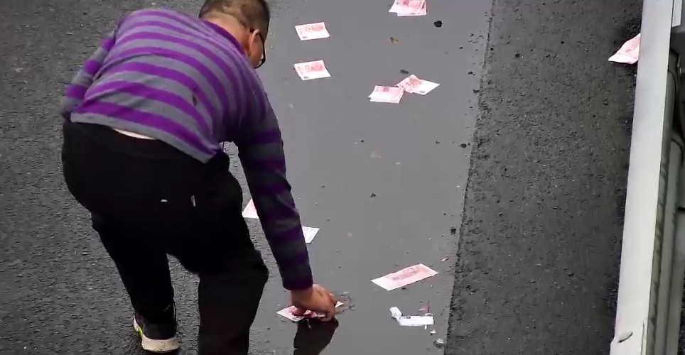 两男子车上吵架，高速公路上怒撒4.3万现金：钱扔出去就后悔了