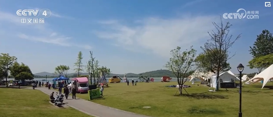 销售火热、热度升高!消费场景丰富多样 “五一”假期旅游市场活力迸发 销售火热、热度升高!消费场景丰富多样 “五一”假期旅游市场活力迸发