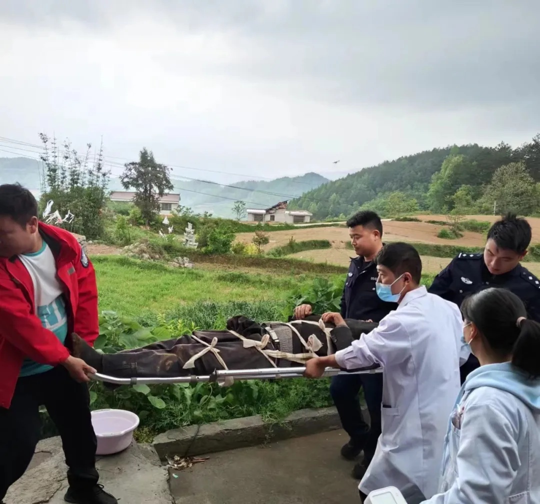 他们救人的样子，真美！