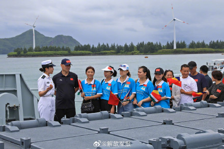 海军第45批护航编队抵达塞舌尔进行友好访问