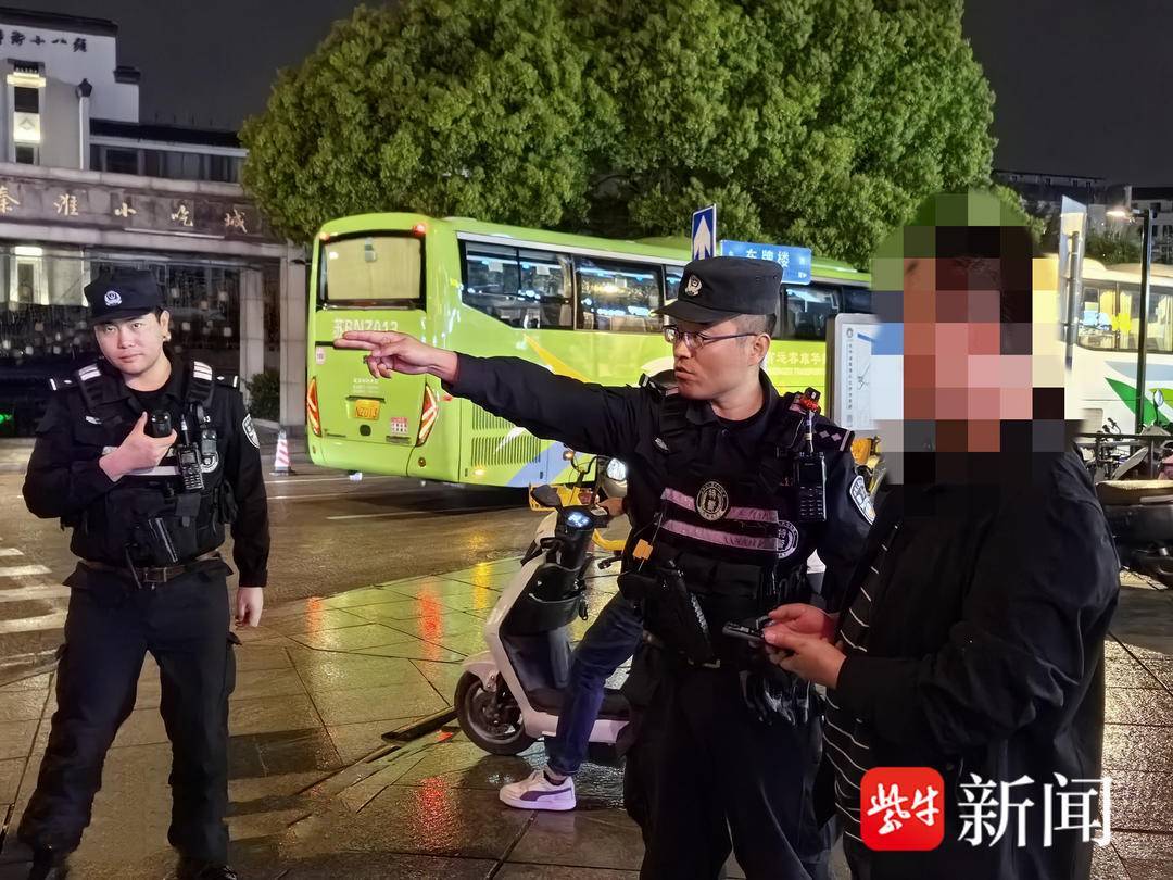 瞧他这记性！外地游客先丢车再“丢家人”，多亏南京特警“人工导航”解难题