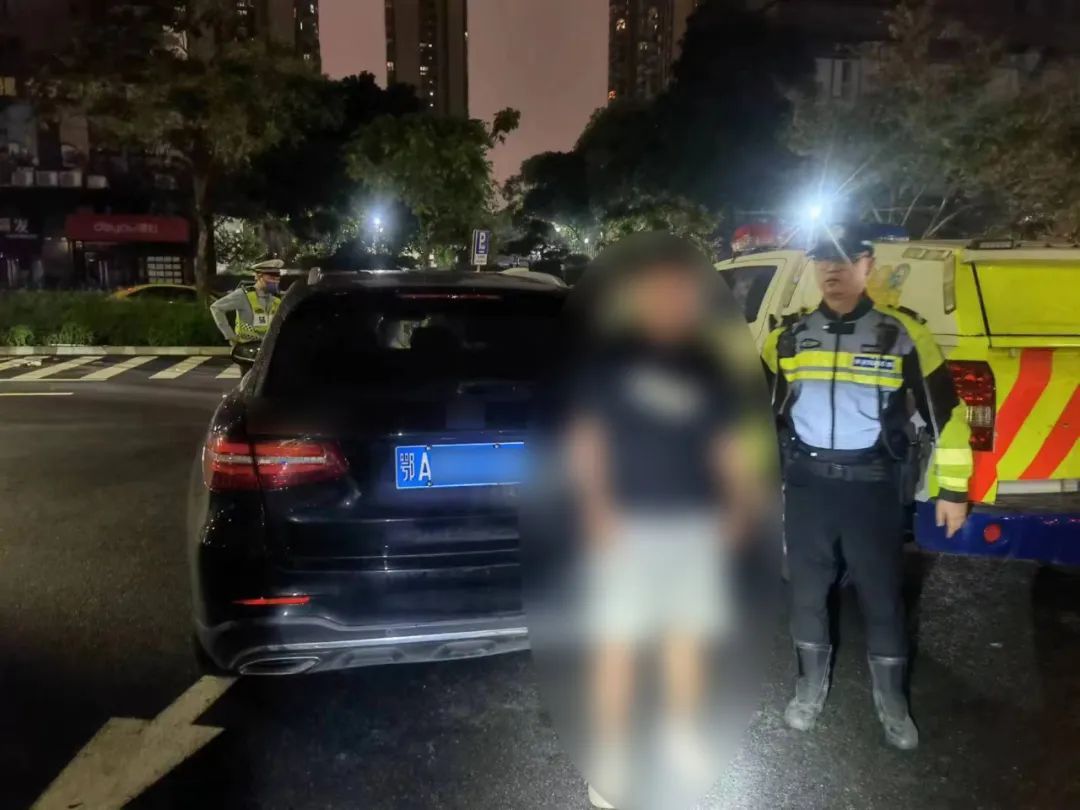 醉驾撞飞护栏伤及四车!司机还逃逸了…… 醉驾撞飞护栏伤及四车!司机还逃逸了……