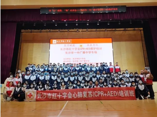 高中生被噎差点窒息，同桌教科书式救援火遍全网！