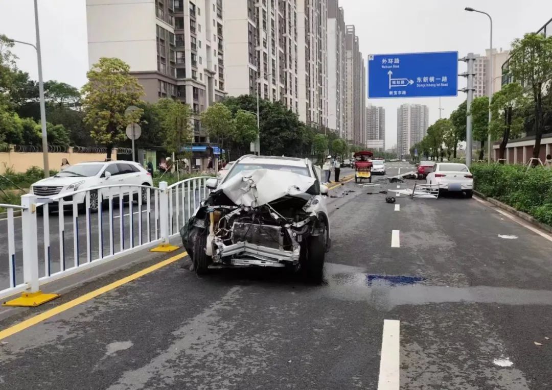 醉驾撞飞护栏伤及四车!司机还逃逸了…… 醉驾撞飞护栏伤及四车!司机还逃逸了……