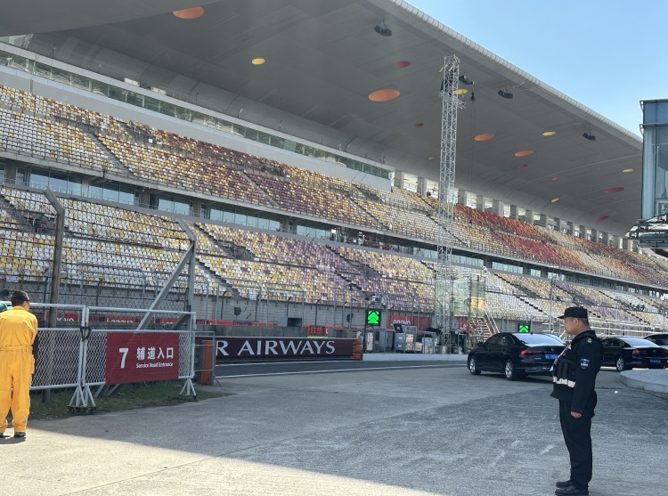 千名F1裁判入场!“从凌晨四点开始忙碌” 千名F1裁判入场!“从凌晨四点开始忙碌”