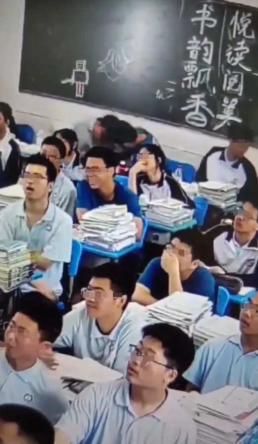 高中生被噎差点窒息，同桌教科书式救援火遍全网！