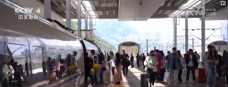 销售火热、热度升高!消费场景丰富多样 “五一”假期旅游市场活力迸发 销售火热、热度升高!消费场景丰富多样 “五一”假期旅游市场活力迸发