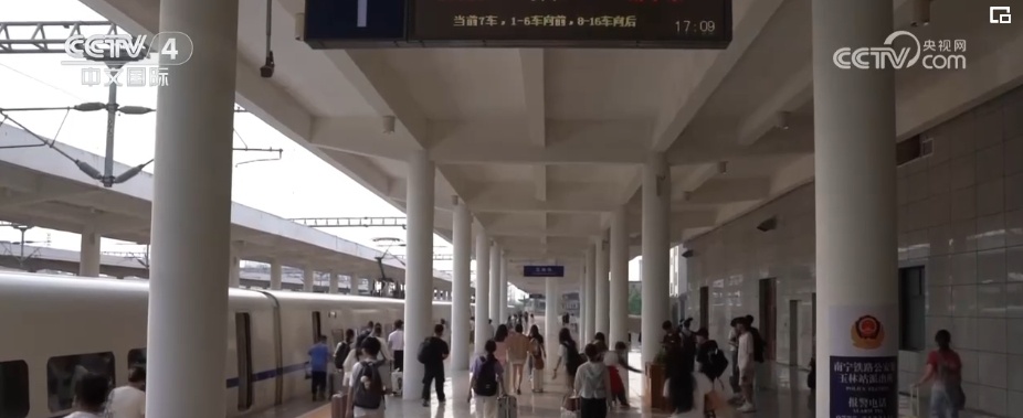 销售火热、热度升高!消费场景丰富多样 “五一”假期旅游市场活力迸发 销售火热、热度升高!消费场景丰富多样 “五一”假期旅游市场活力迸发