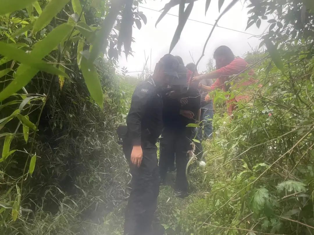 他们救人的样子，真美！