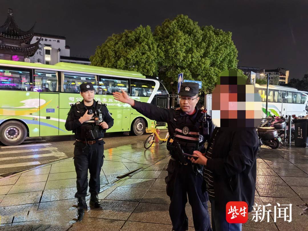 瞧他这记性！外地游客先丢车再“丢家人”，多亏南京特警“人工导航”解难题