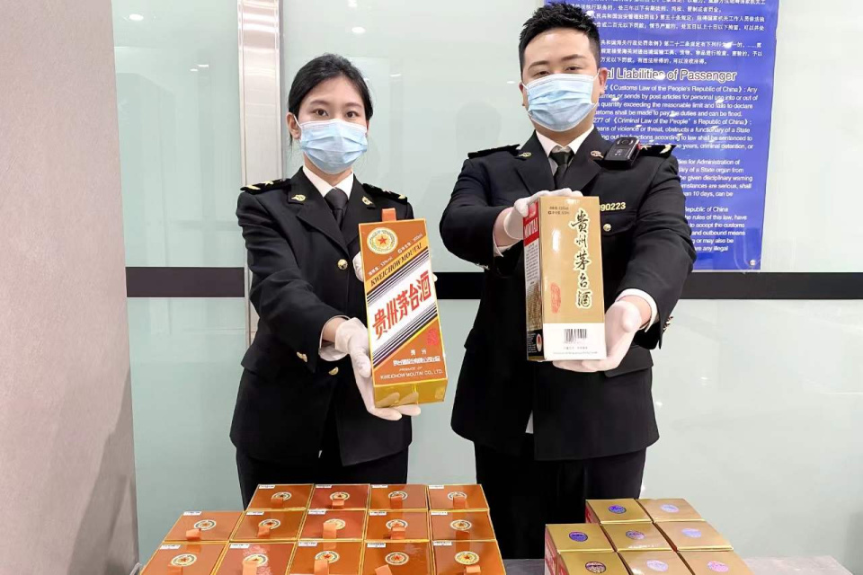 旅客违规携带茅台酒24瓶入境被拦！酒精饮料入境有这些规定
