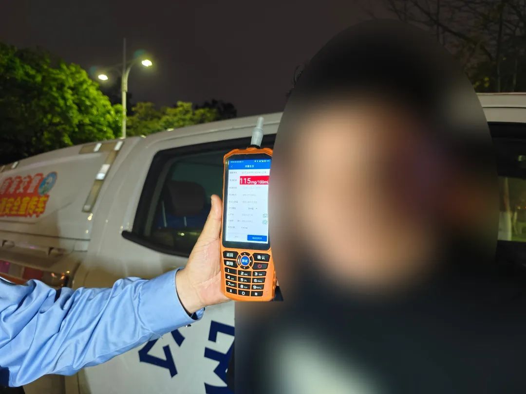 醉驾撞飞护栏伤及四车!司机还逃逸了…… 醉驾撞飞护栏伤及四车!司机还逃逸了……