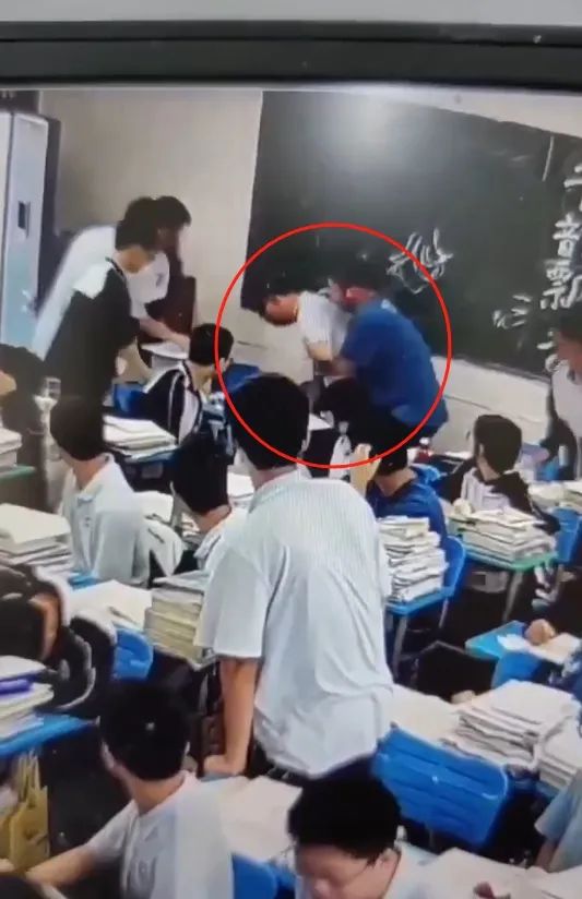高中生被噎差点窒息，同桌教科书式救援火遍全网！