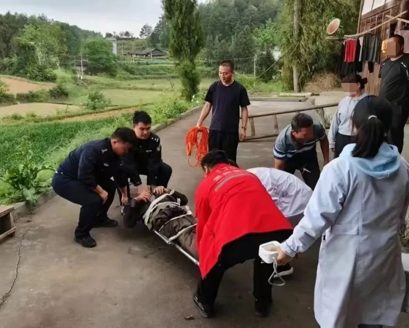 他们救人的样子，真美！