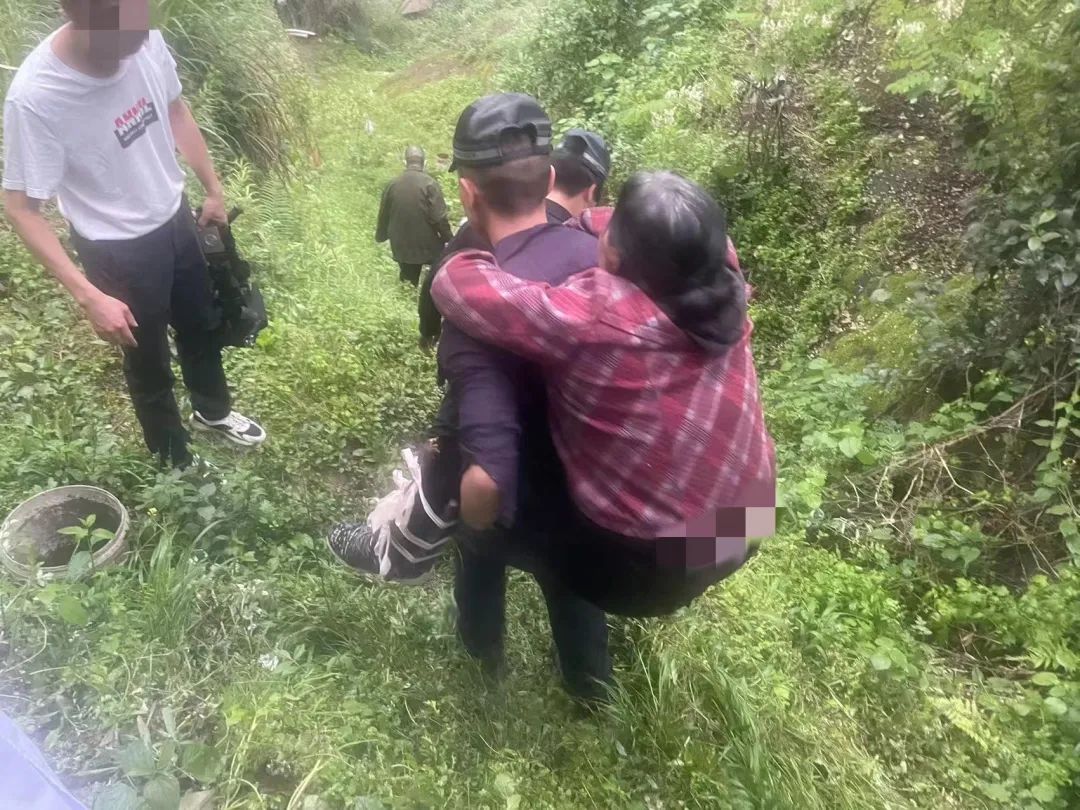 他们救人的样子，真美！