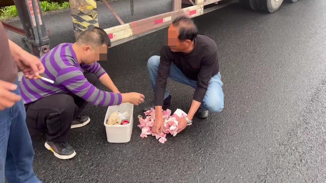 两男子车上吵架，高速公路上怒撒4.3万现金：钱扔出去就后悔了