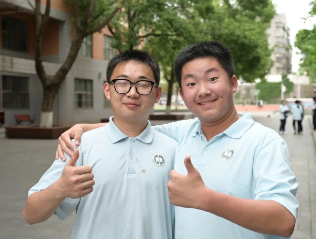 高中生被噎差点窒息，同桌教科书式救援火遍全网！