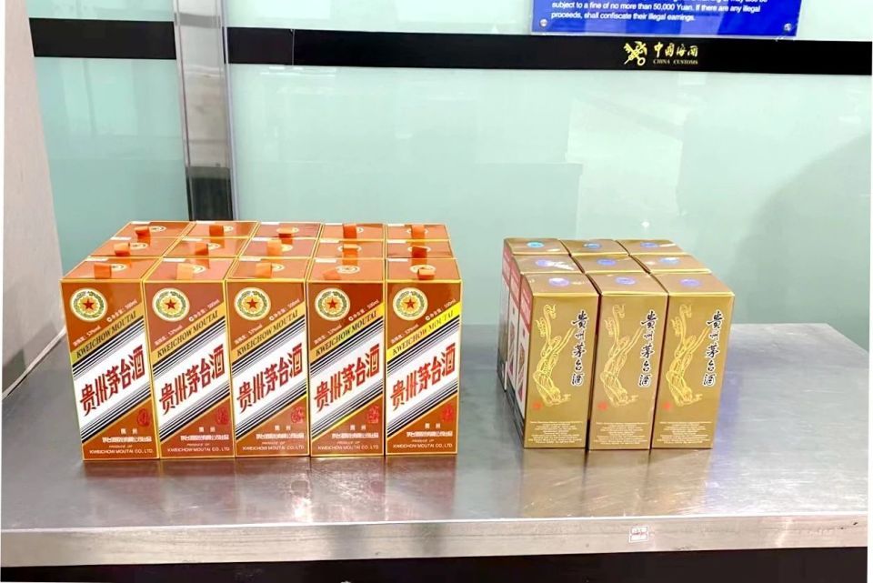 旅客违规携带茅台酒24瓶入境被拦！酒精饮料入境有这些规定