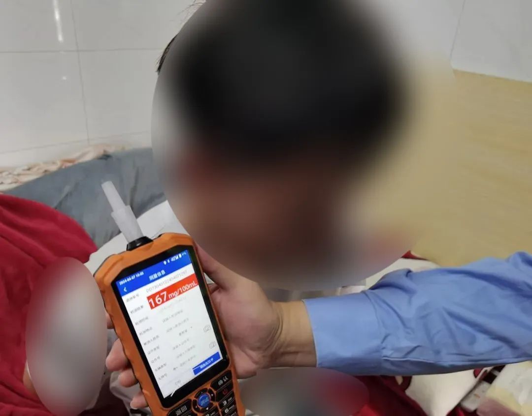 醉驾撞飞护栏伤及四车!司机还逃逸了…… 醉驾撞飞护栏伤及四车!司机还逃逸了……