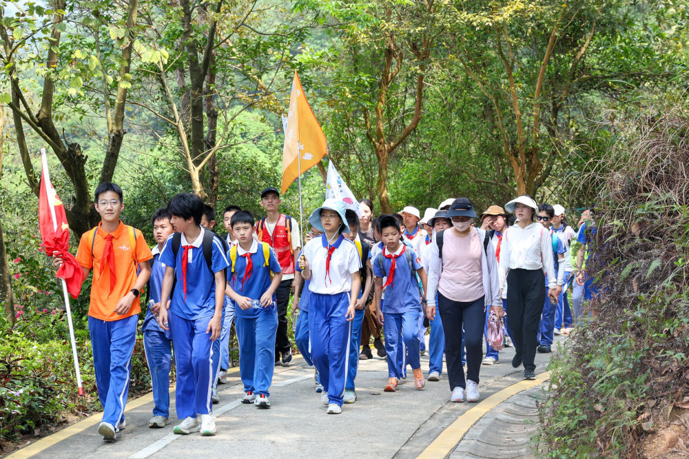 深圳千名小学生20公里徒步庆毕业