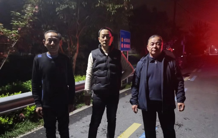 “扑通！扑通！扑通！”危急时刻，他们奋身一跃！