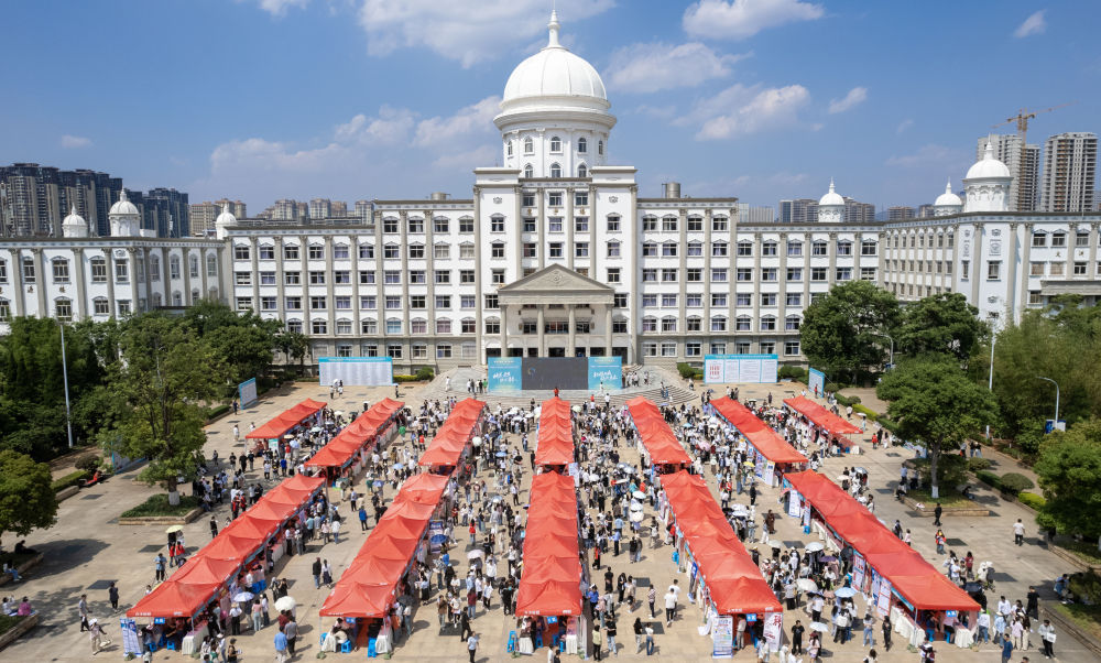 云南省2024届高校毕业生民办教育专场招聘会在昆明举行